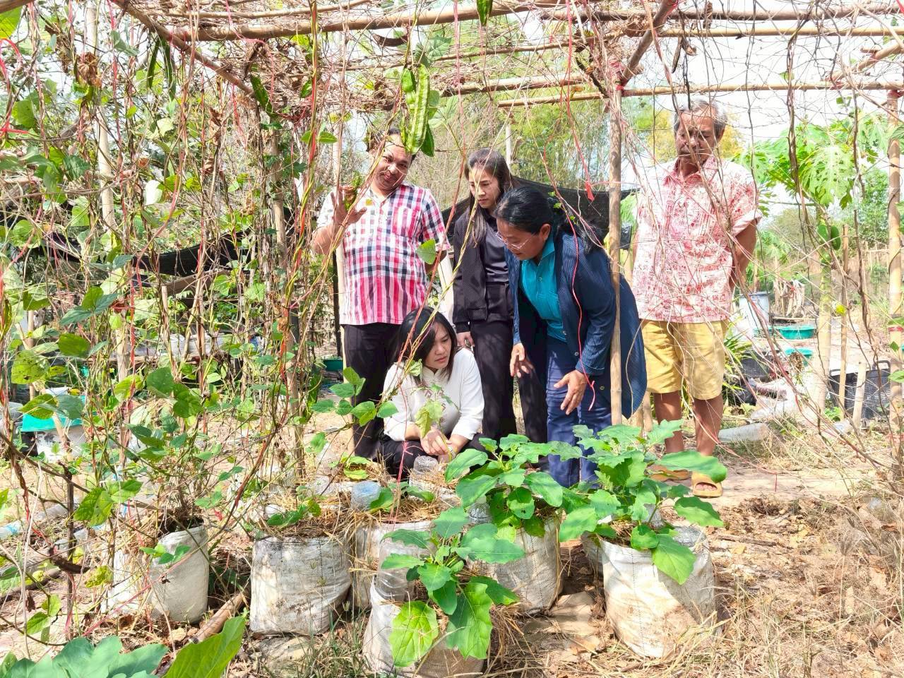 ⛩️ สำนักงานพัฒนาชุมชนอำเภอท่าตะเกียบ ลงพื้นที่ติดตามและตรวจเยี่ยมครัวเรือนที่ได้รับผลกระทบด้านอาชีพและรายได้ที่มีศักยภาพและสามารถพัฒนาได้
